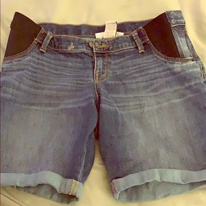 Liz Lange maternity shorts size M.